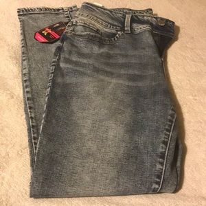 NWT Mid Rise Skinny Jeans (Cropped)
